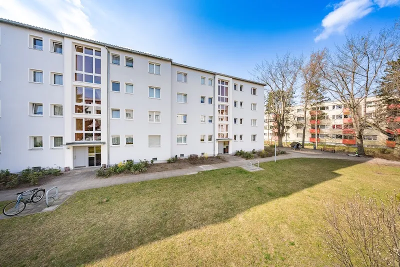 Helle 3-Zimmer-Wohnung mit Balkon und Tageslichtbad für Selbstrenovierer – WBS-Berechtigung bis 140 — photo 1